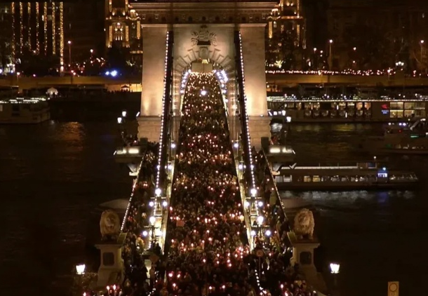В Угорщині тисячі людей вийшли на протести на тлі скандалу з насильством над дітьми В Угорщині тисячі людей вийшли на протести на тлі скандалу з насильством над дітьми